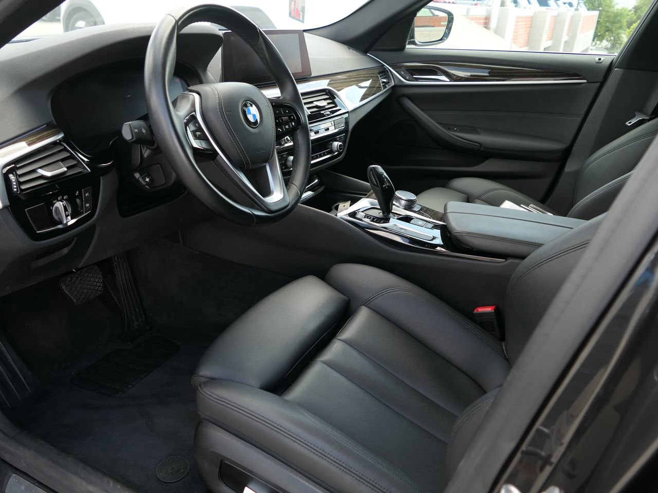 Used 2020 BMW 530e w/ Convenience Package image 12