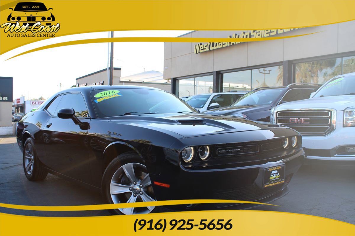 Used 2016 Dodge Challenger SXT image 1