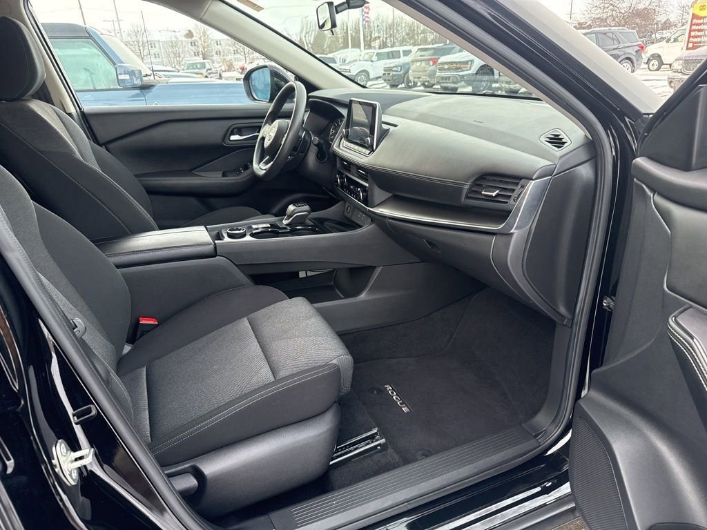 Used 2024 Nissan Rogue SV image 34