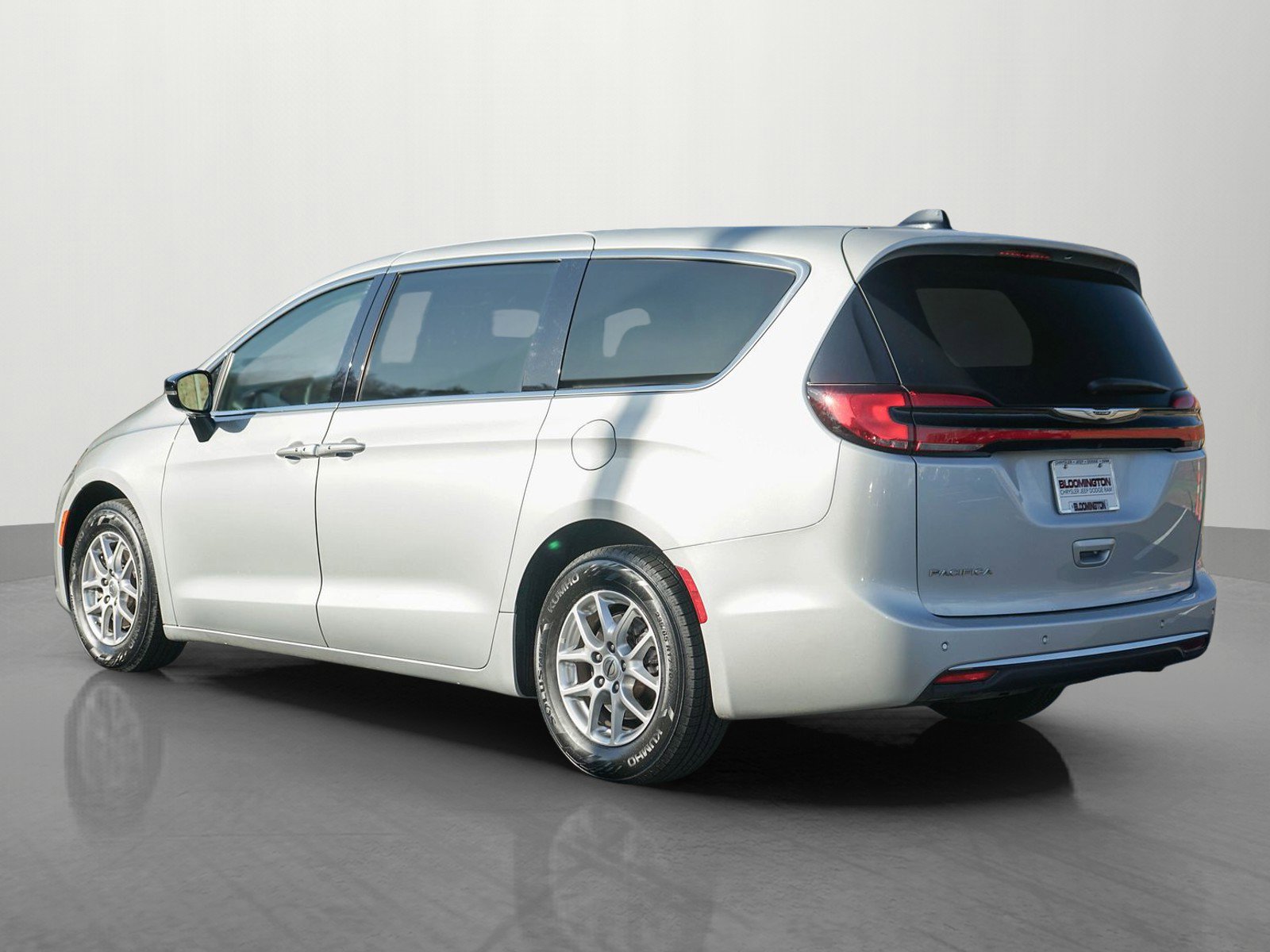 Used 2024 Chrysler Pacifica Touring-L image 5