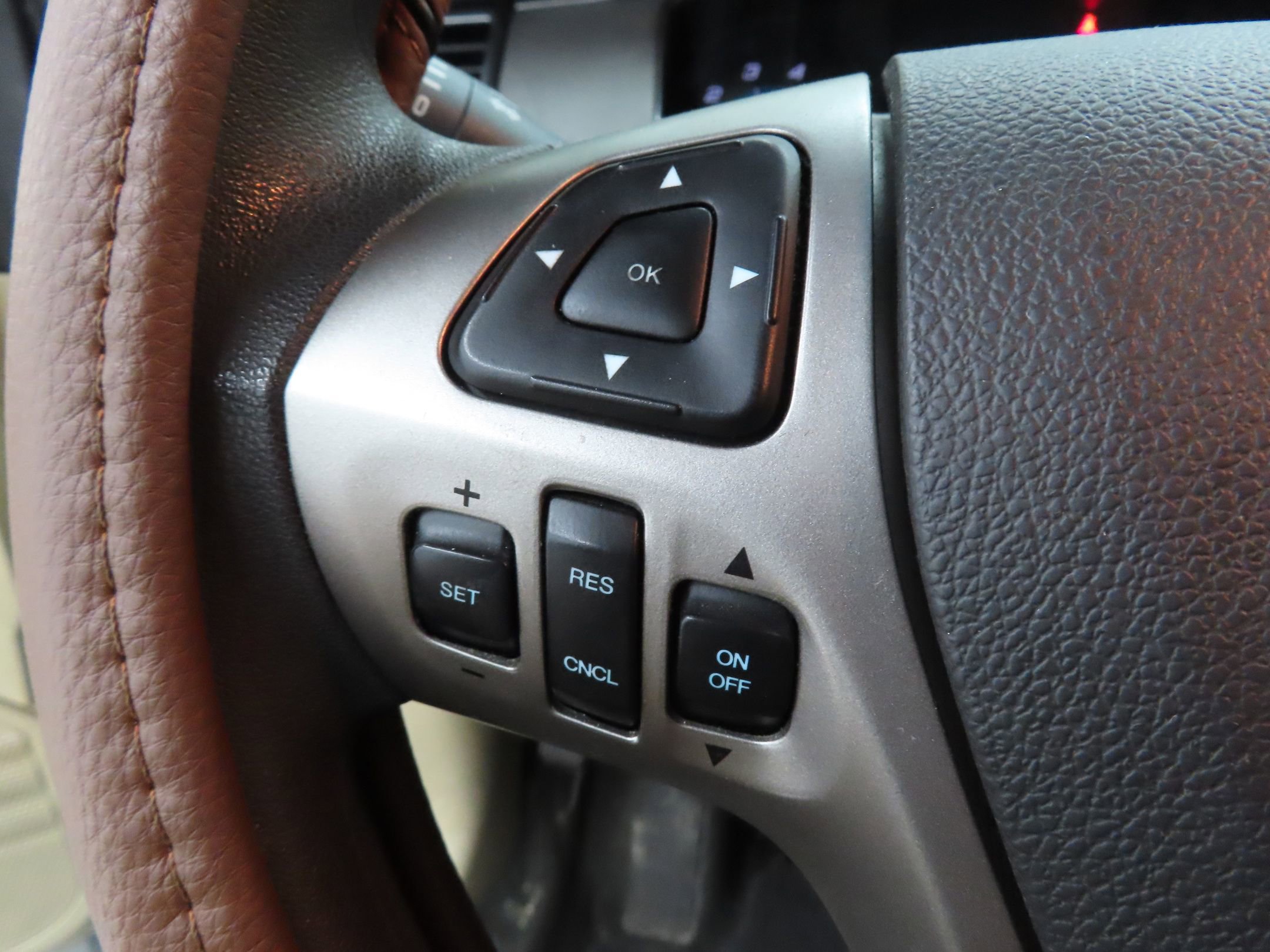 Used 2016 Ford Taurus SE FWD image 12