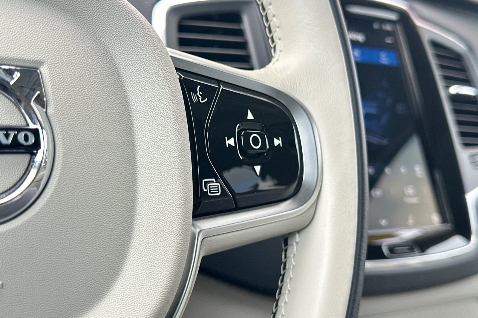 Certified 2025 Volvo XC90 B5 Core w/ Protection Package Premier image 29