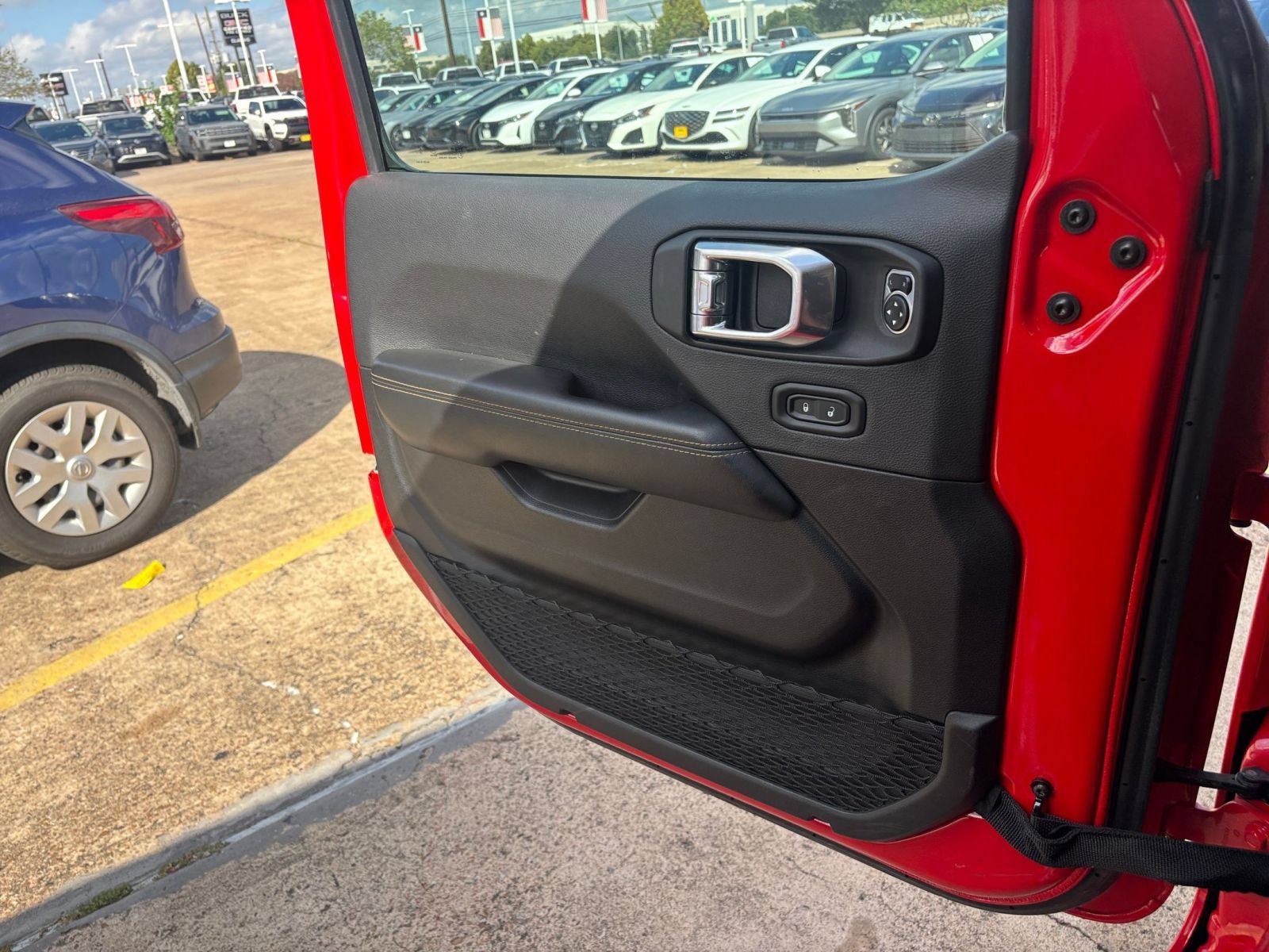 Used 2025 Jeep Wrangler Unlimited Sahara AWD/4WD image 18