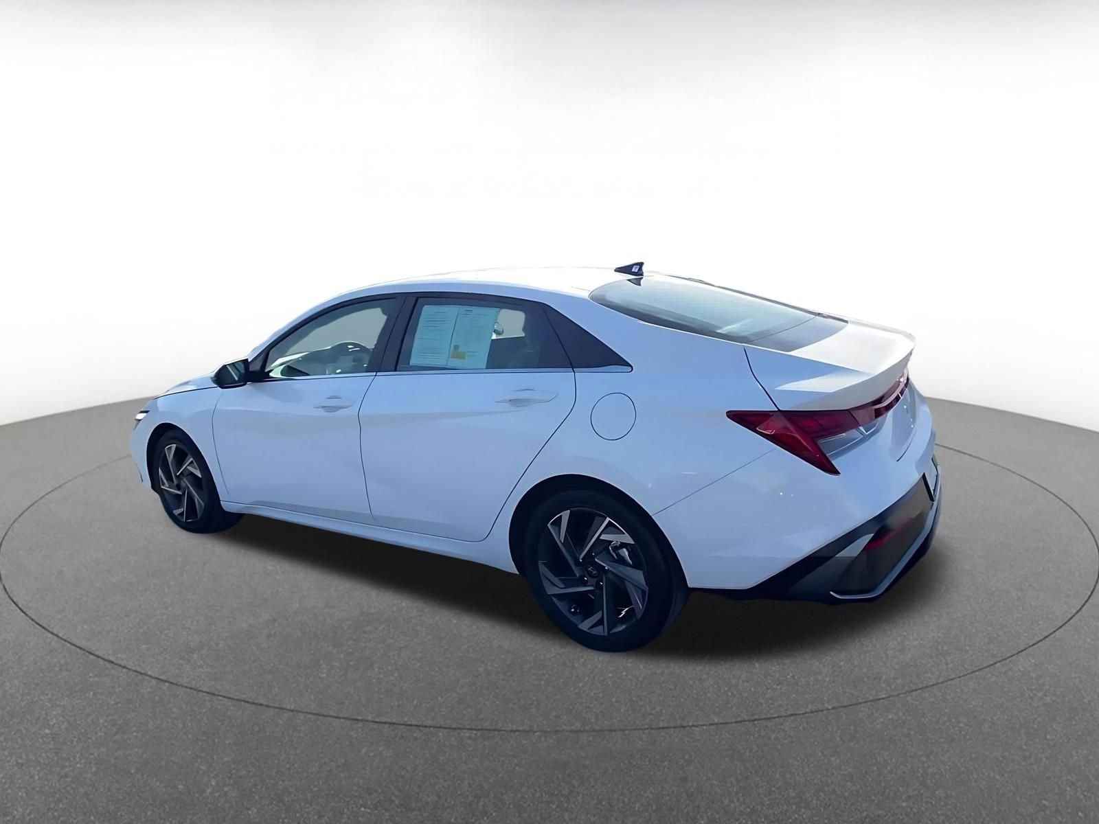 Used 2025 Hyundai Elantra Limited FWD image 10