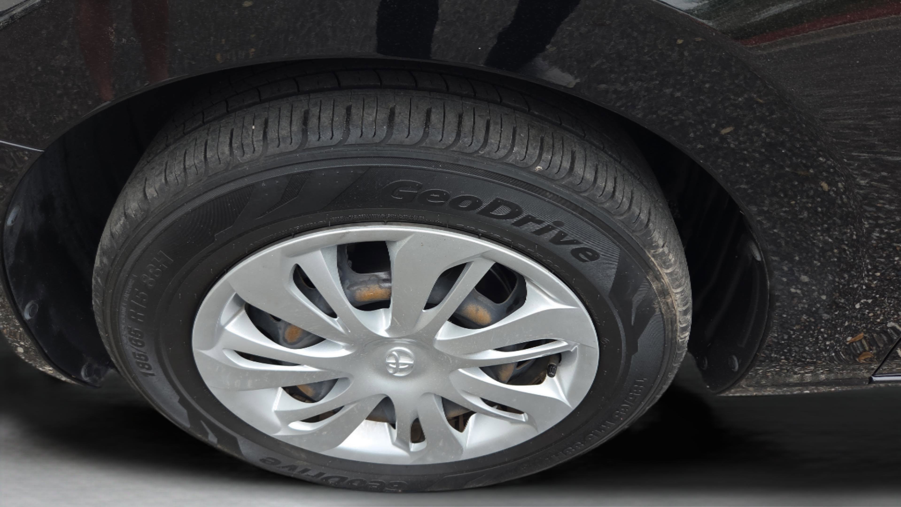 Used 2020 Toyota Yaris L image 10