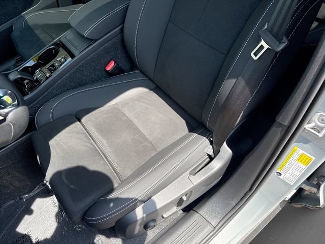 Certified 2025 Volvo XC40 B5 Plus AWD/4WD image 17