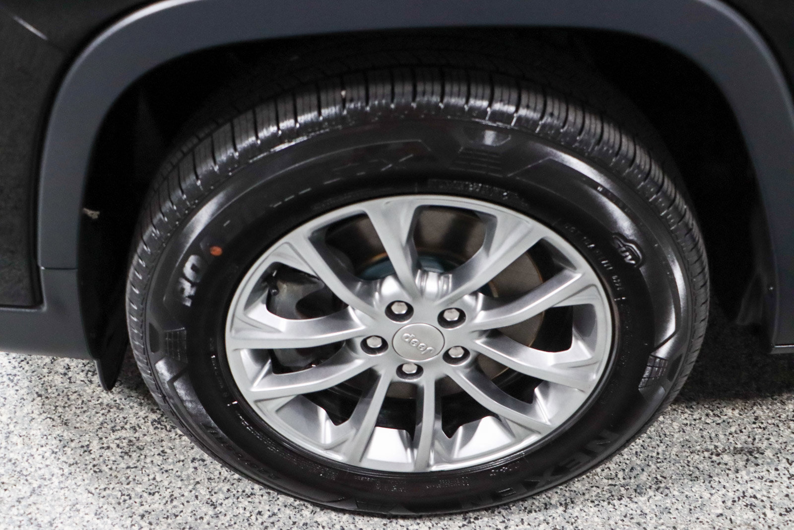 Used 2019 Jeep Cherokee Latitude Plus w/ Comfort/Convenience Group image 11