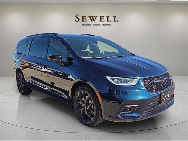 Used 2023 Chrysler Pacifica Limited w/ Uconnect Theater Family Group image 6