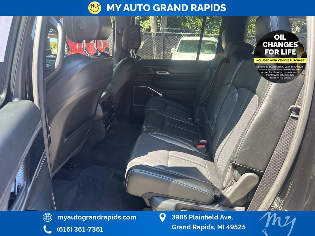 Used 2024 Jeep Wagoneer L Series II w/ Flexible Seating Group AWD/4WD image 27