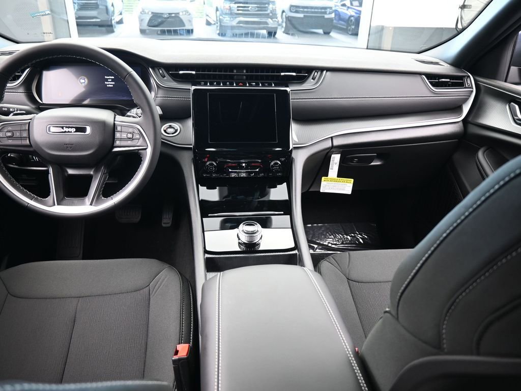 Used 2025 Jeep Grand Cherokee Laredo image 31