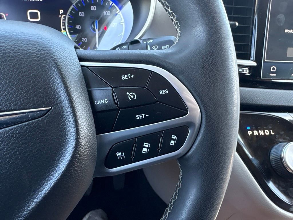 Used 2023 Chrysler Pacifica Touring-L FWD image 22