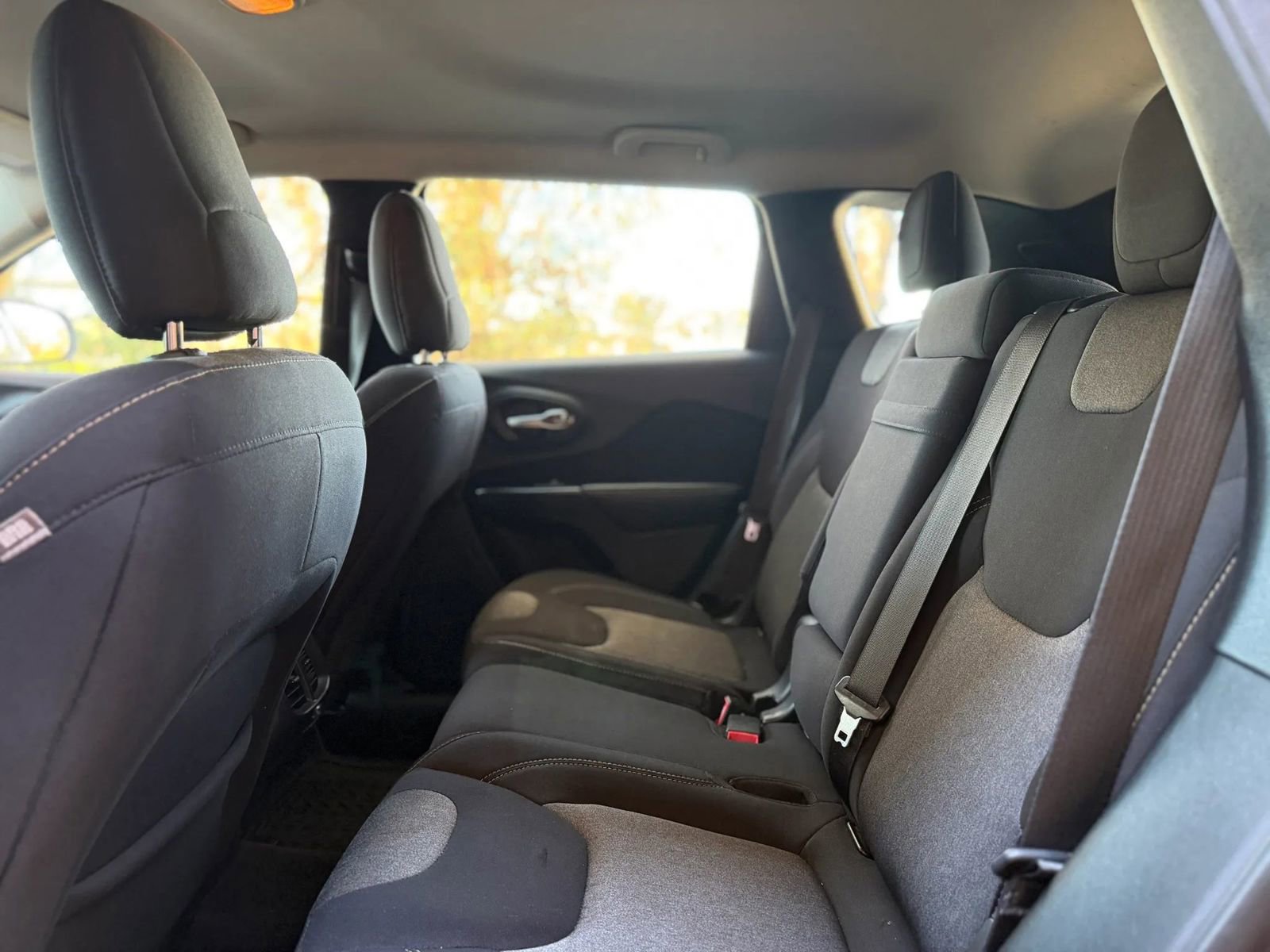 Used 2016 Jeep Cherokee Sport FWD image 17