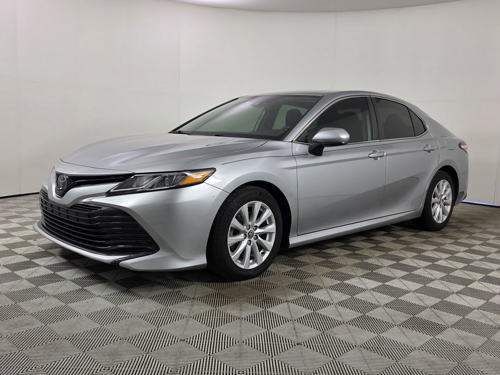 Used 2020 Toyota Camry LE FWD image 3