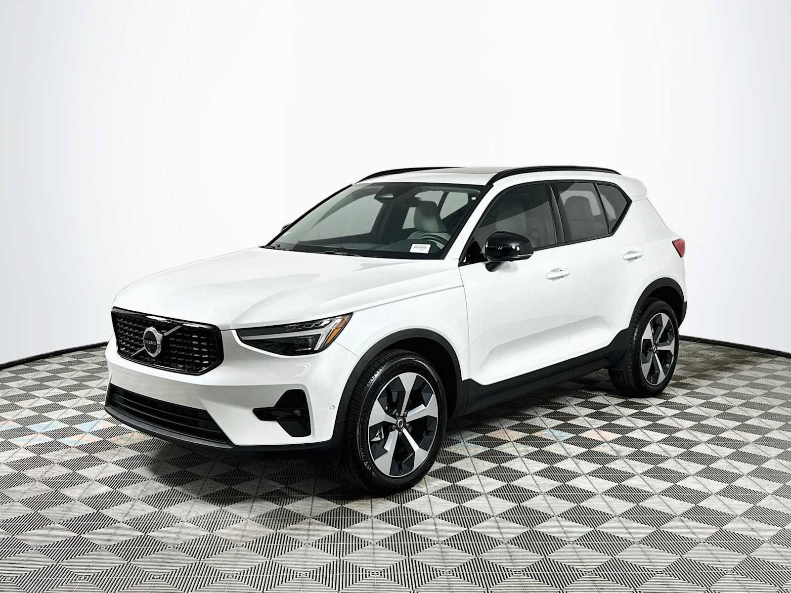 Used 2026 Volvo XC40 B5 Plus w/ Protection Package Premier AWD/4WD image 3
