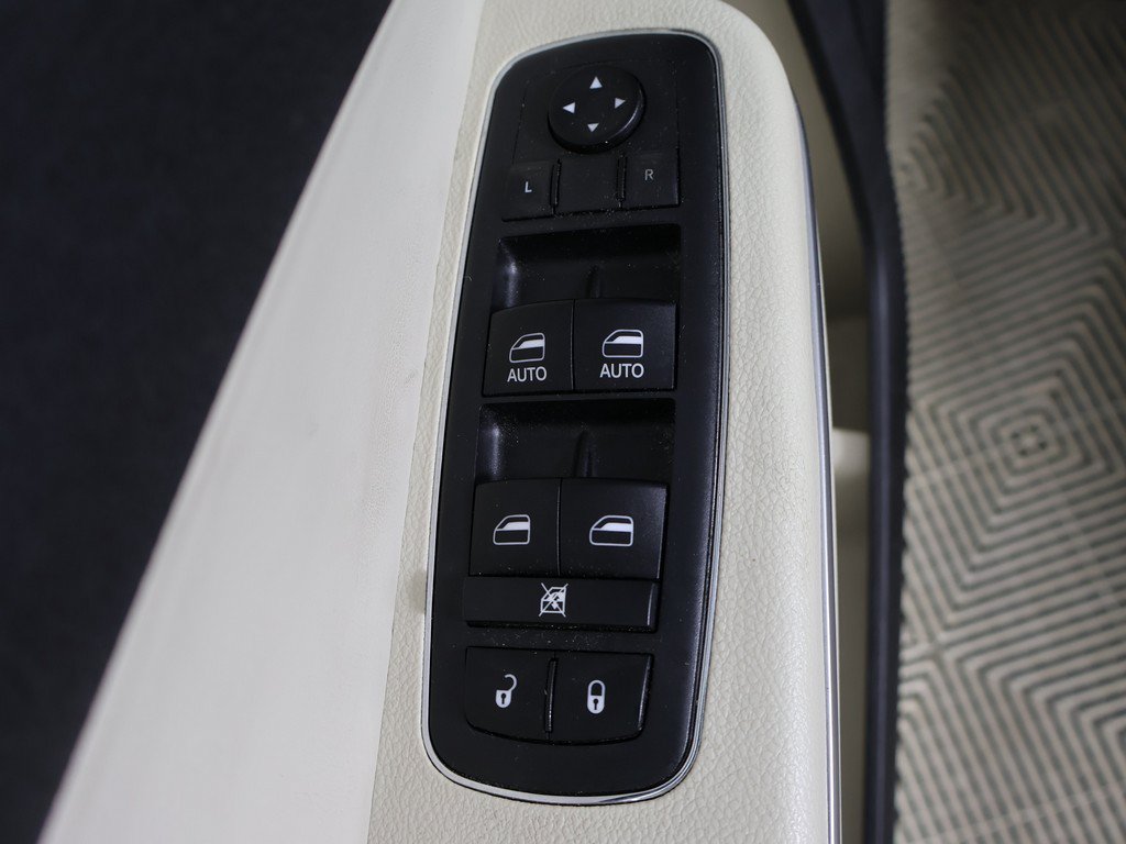 Used 2018 Chrysler 300 Touring L AWD/4WD image 29