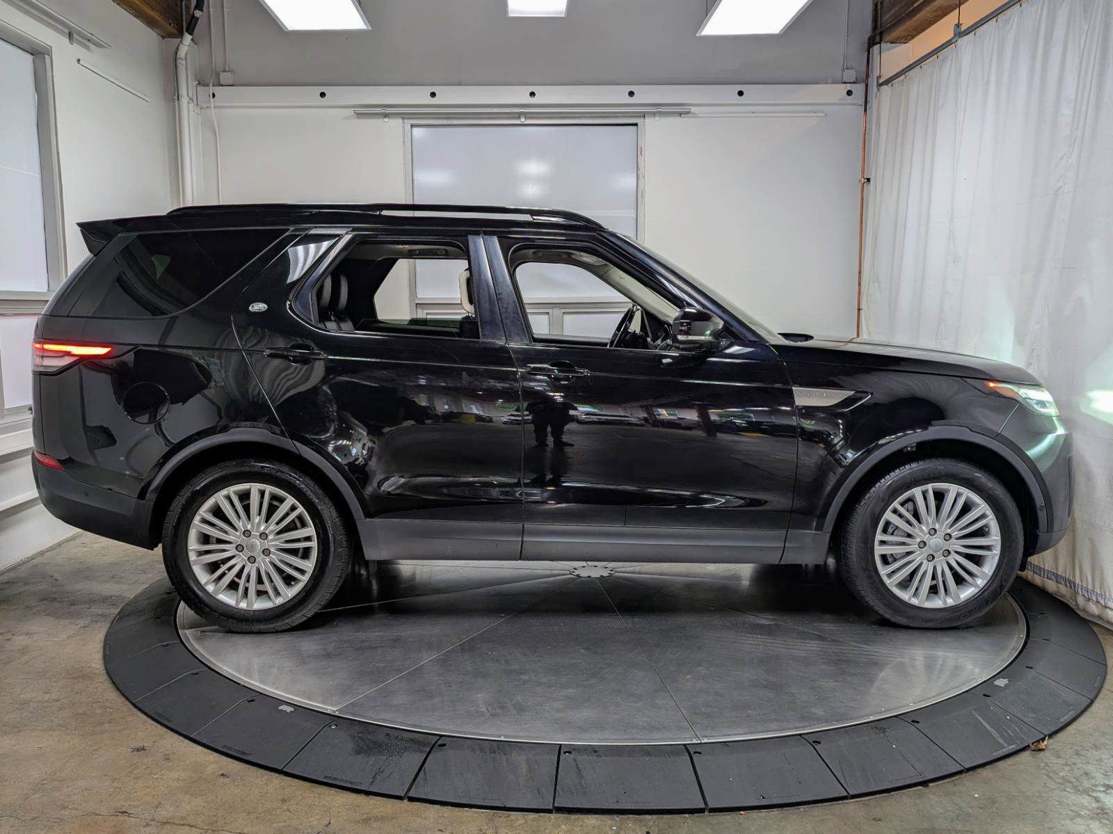 Used 2019 Land Rover Discovery SE AWD/4WD image 10