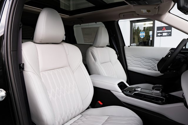 New 2025 Mitsubishi Outlander AWD image 30