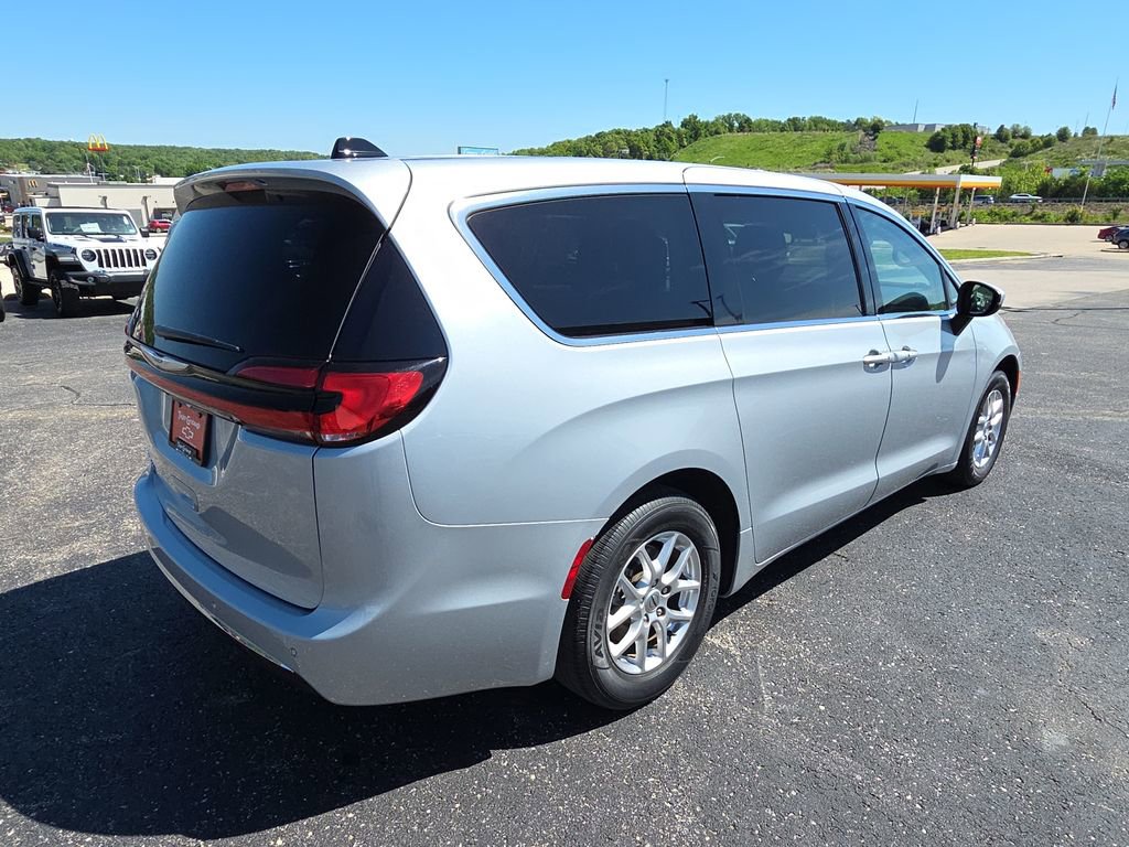 Used 2023 Chrysler Pacifica Touring-L FWD image 8