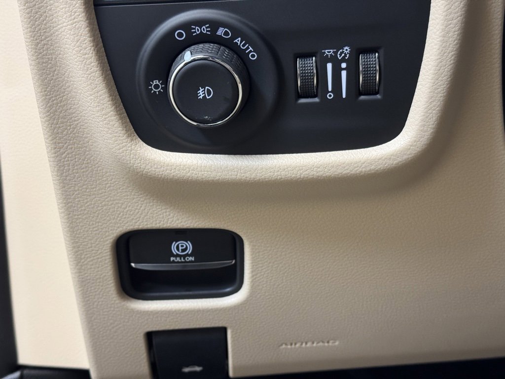 Used 2025 Jeep Grand Cherokee Limited 4xe w/ Luxury Tech Group II image 33