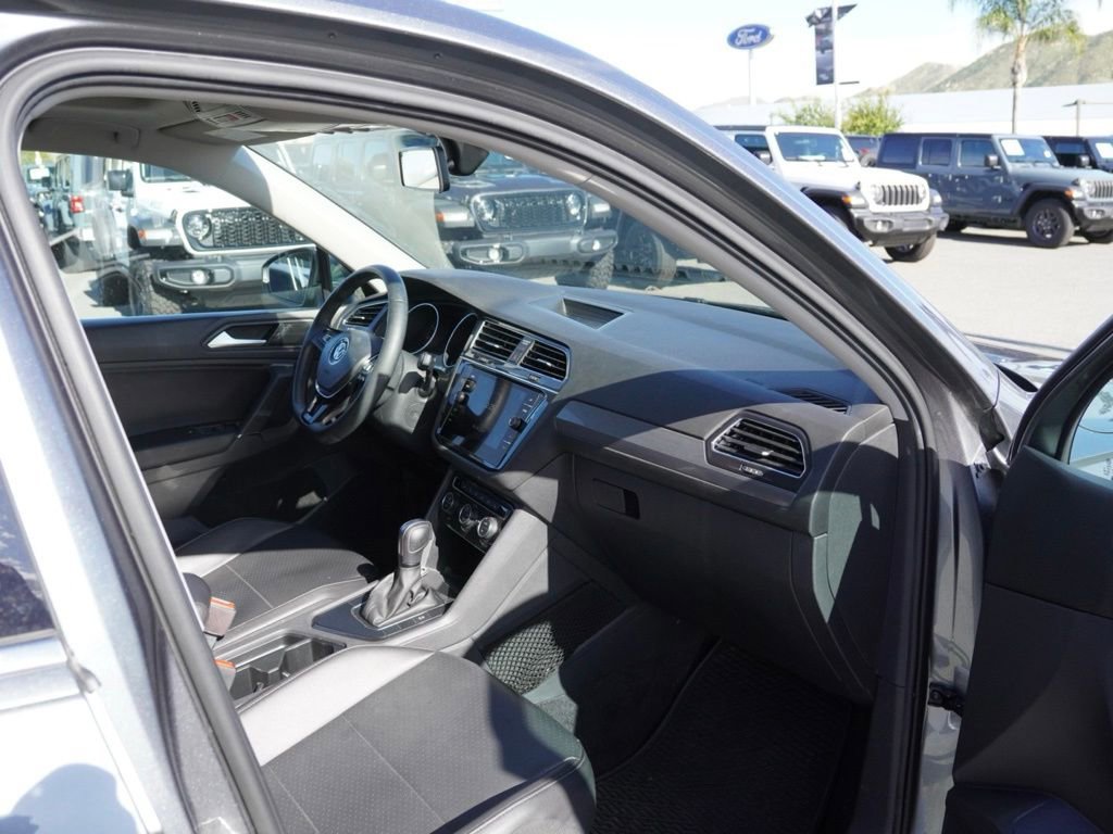 Used 2020 Volkswagen Tiguan SE w/ Panoramic Sunroof Package image 25