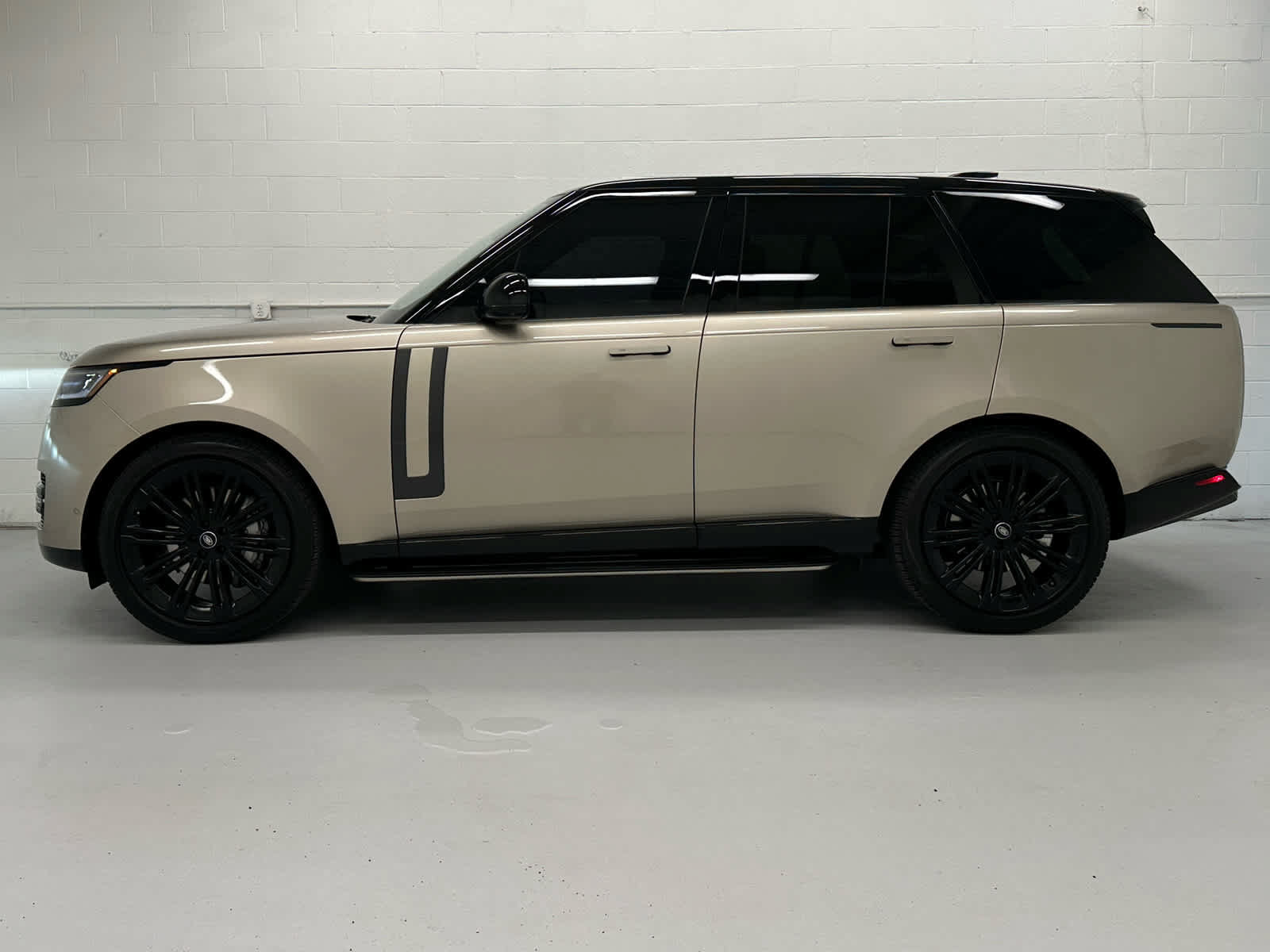 Used 2024 Land Rover Range Rover SE AWD/4WD image 3