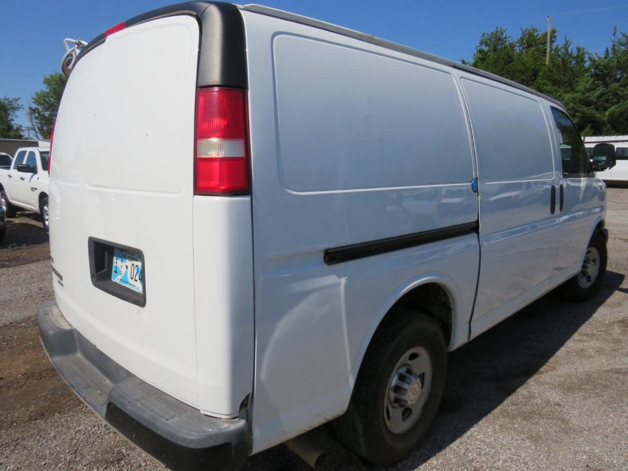 Used 2011 Chevrolet Express 2500 RWD image 3