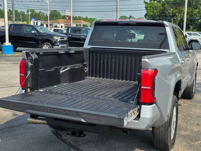 Used 2024 Toyota Tacoma SR5 AWD/4WD image 12
