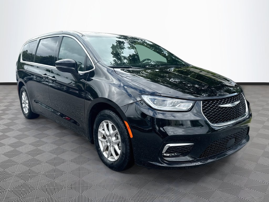 Used 2025 Chrysler Pacifica Select FWD image 4