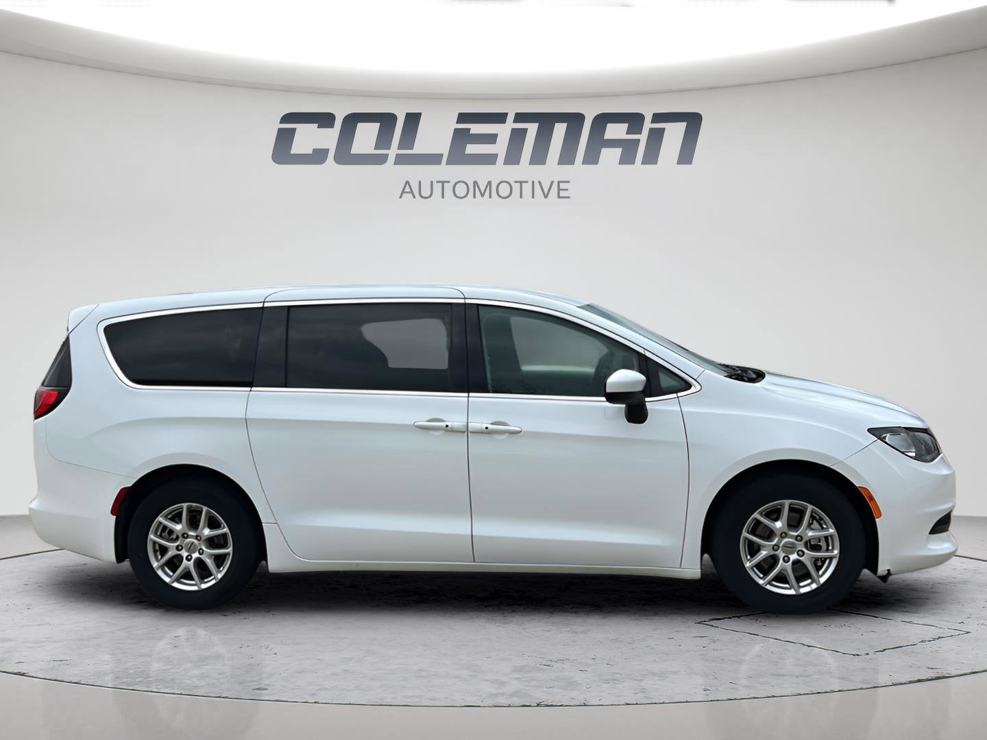 Used 2022 Chrysler Voyager LX FWD image 4