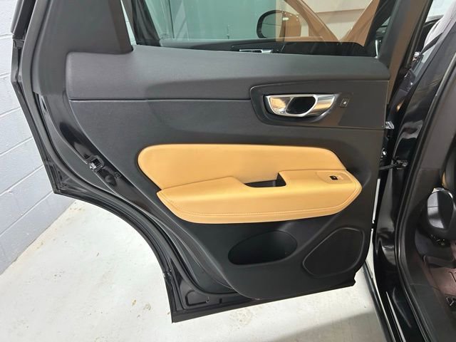 Used 2023 Volvo XC60 B6 Ultimate w/ Climate Package image 9