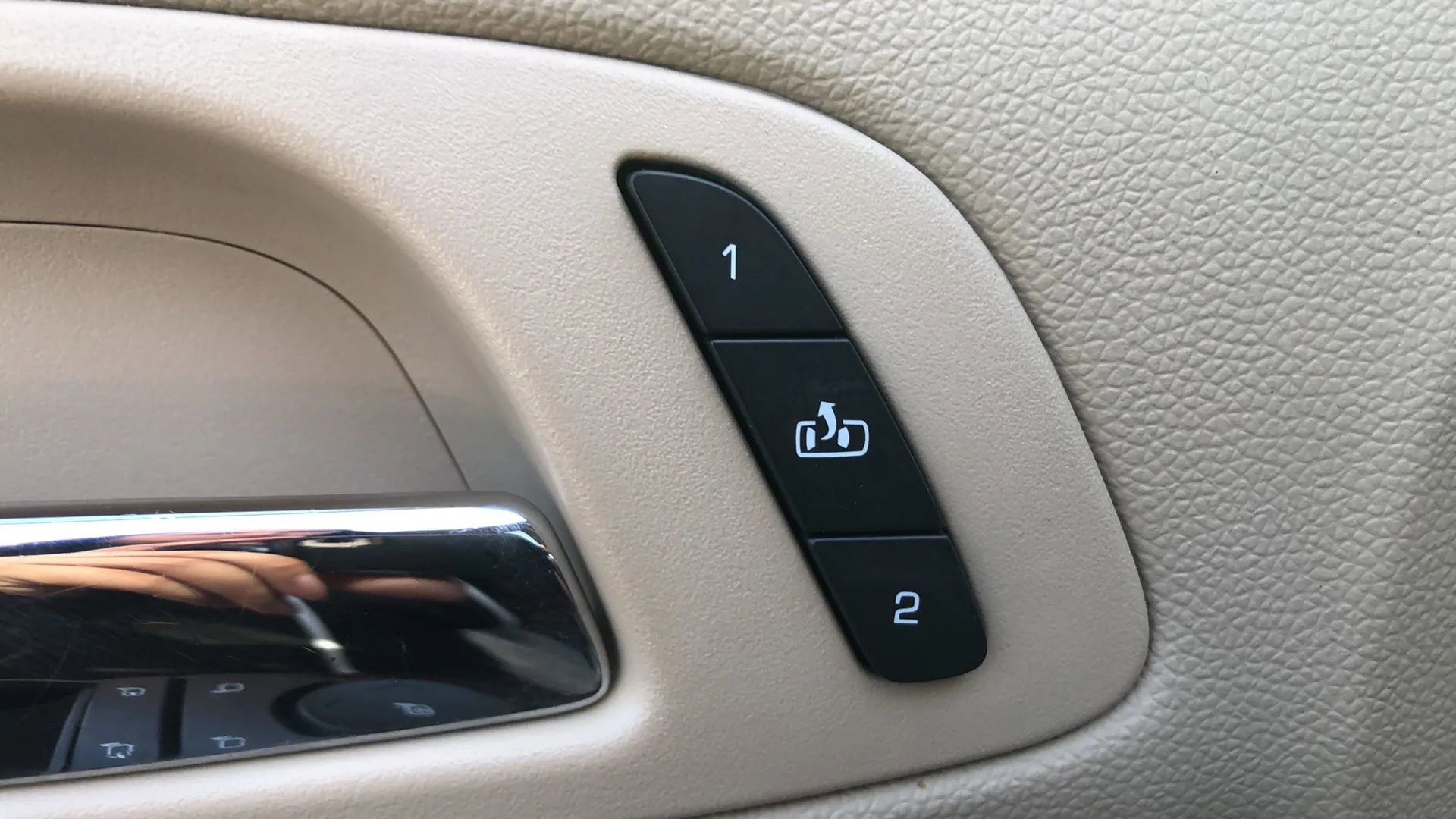Used 2012 Cadillac Escalade Premium image 27