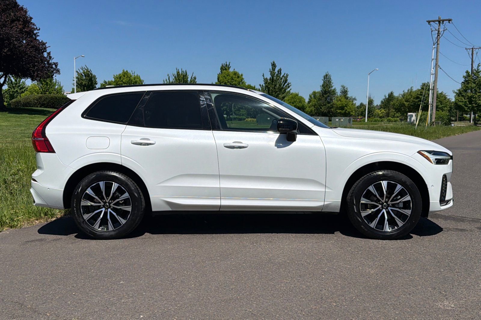 Used 2025 Volvo XC60 B5 Plus AWD/4WD image 2