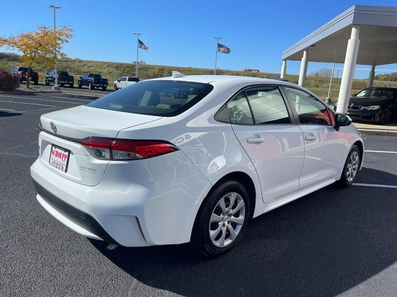 Used 2021 Toyota Corolla LE image 3