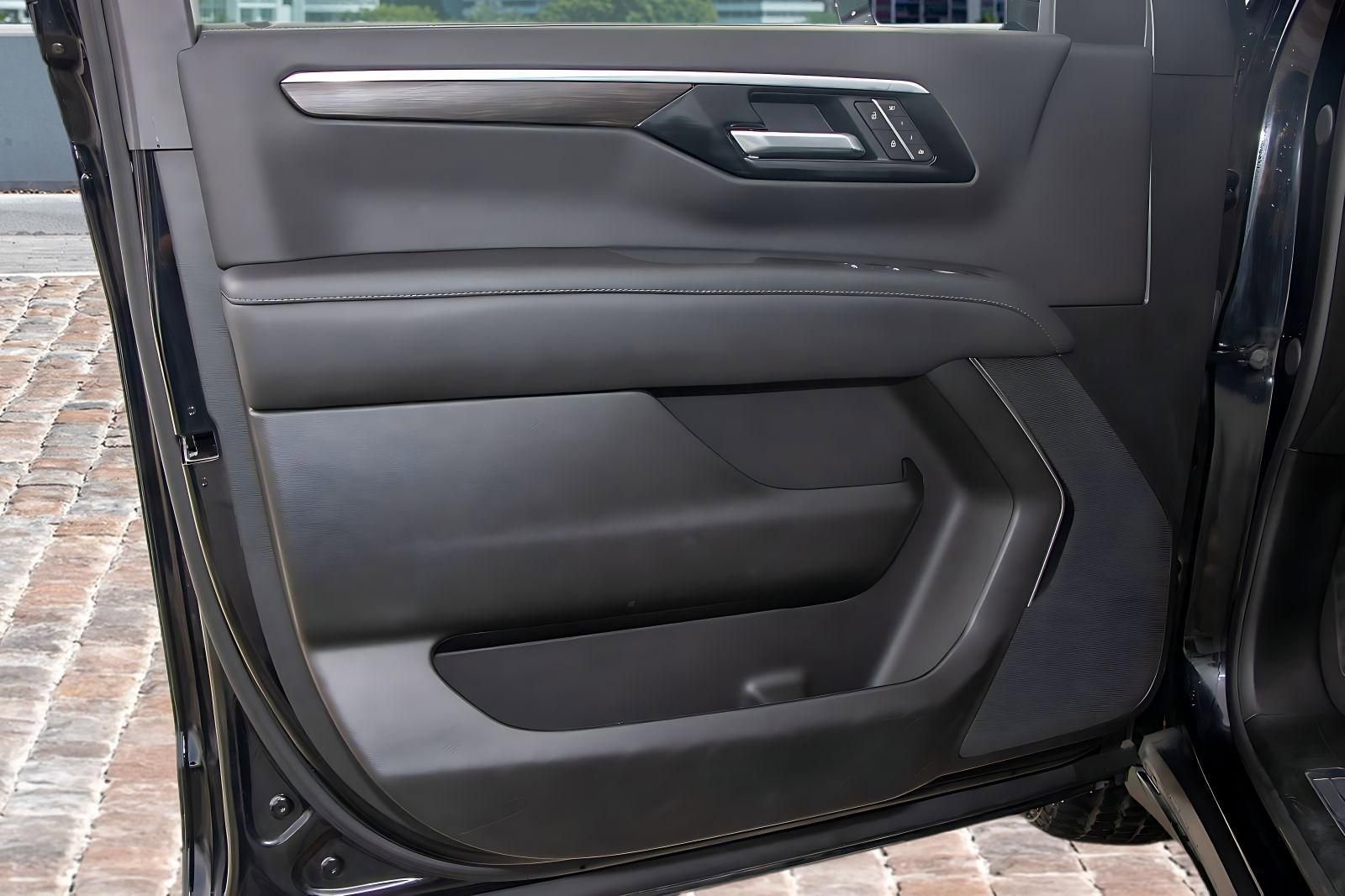 Used 2025 Chevrolet Suburban Z71 image 10