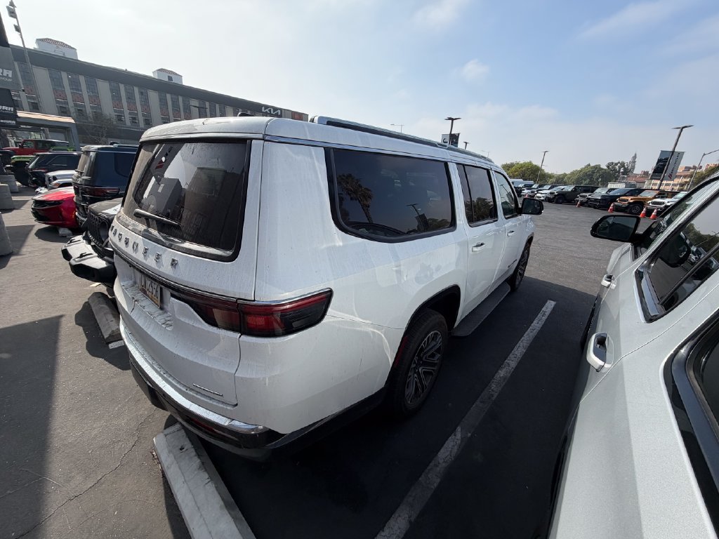 Used 2024 Jeep Wagoneer L Series II RWD image 2