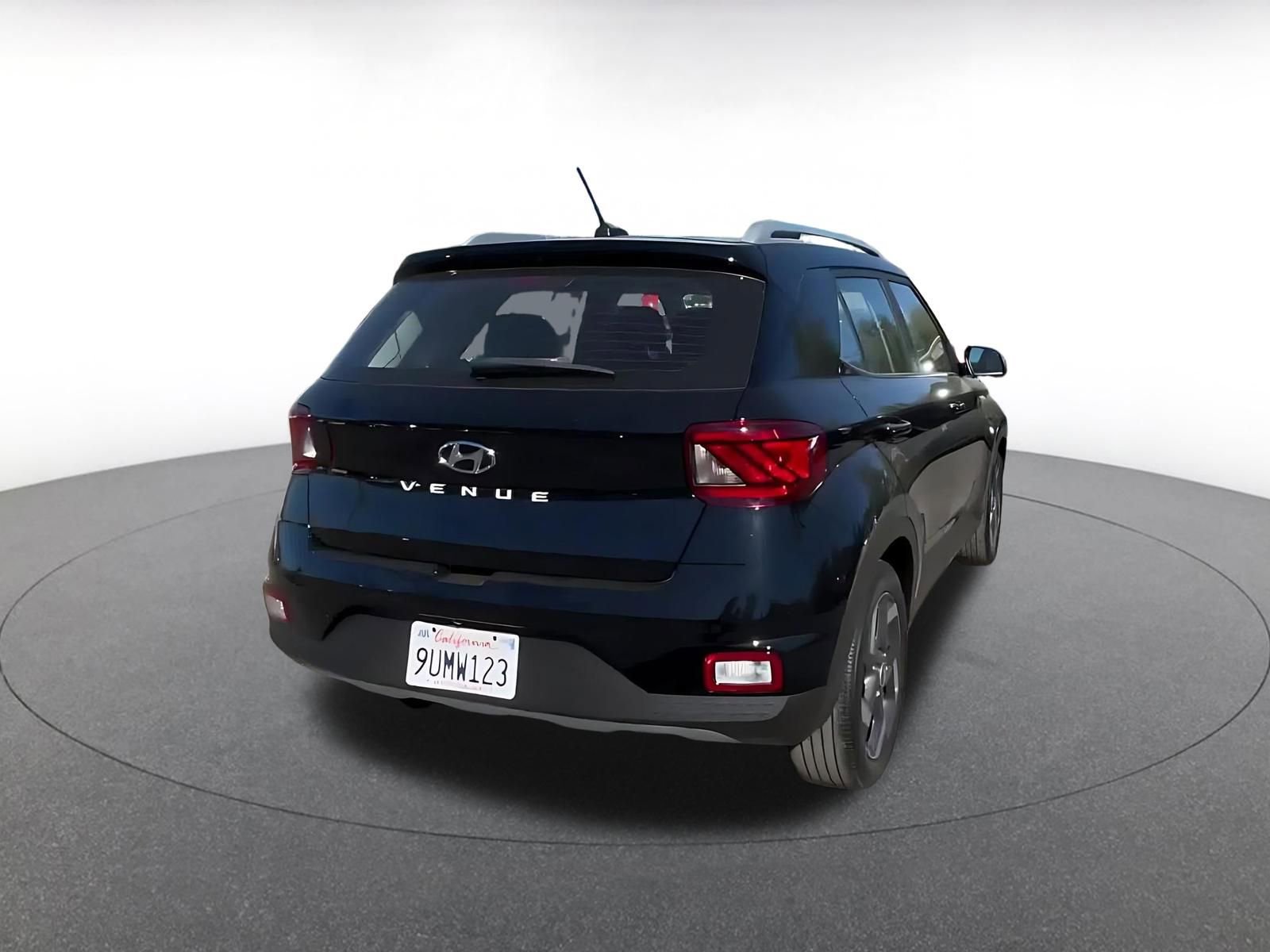 Used 2025 Hyundai Venue SEL FWD image 14