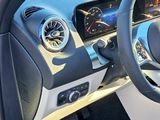 New 2026 Mercedes-Benz GLB 250 4MATIC image 15