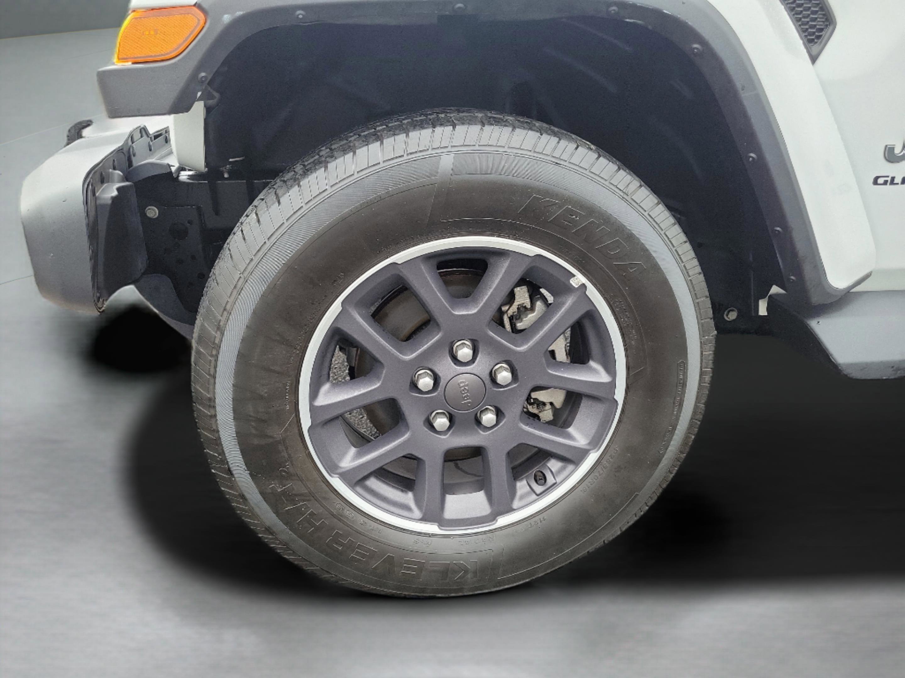 Used 2022 Jeep Gladiator Overland w/ Cold Weather Group image 14