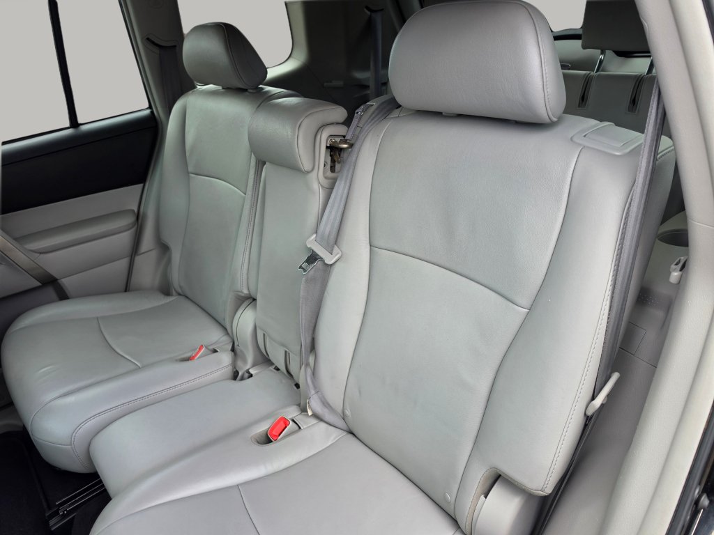 Used 2011 Toyota Highlander SE w/ Tow Pkg FWD image 28