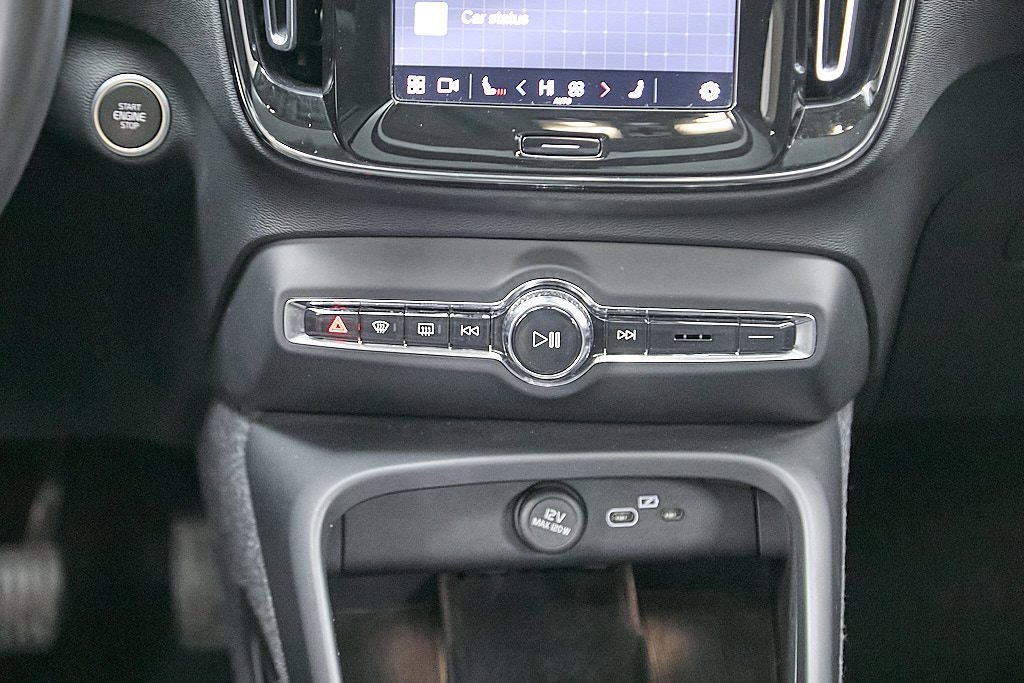 Certified 2023 Volvo XC40 B5 Plus image 29