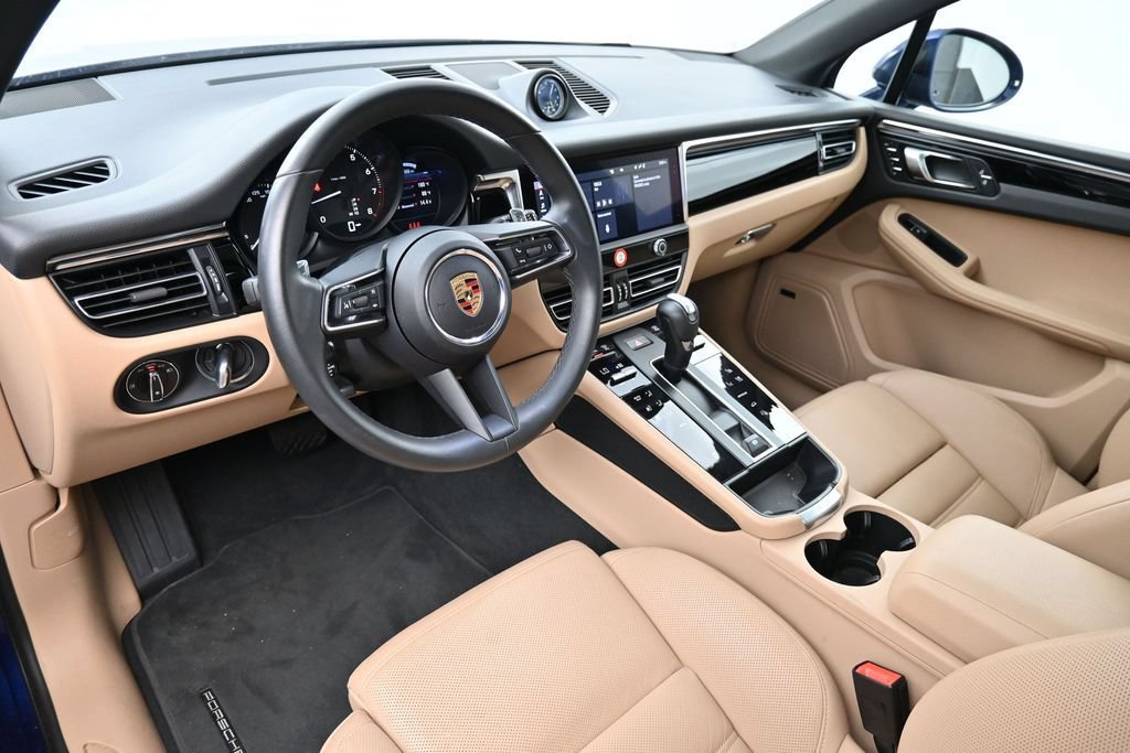 Certified 2025 Porsche Macan AWD/4WD image 4