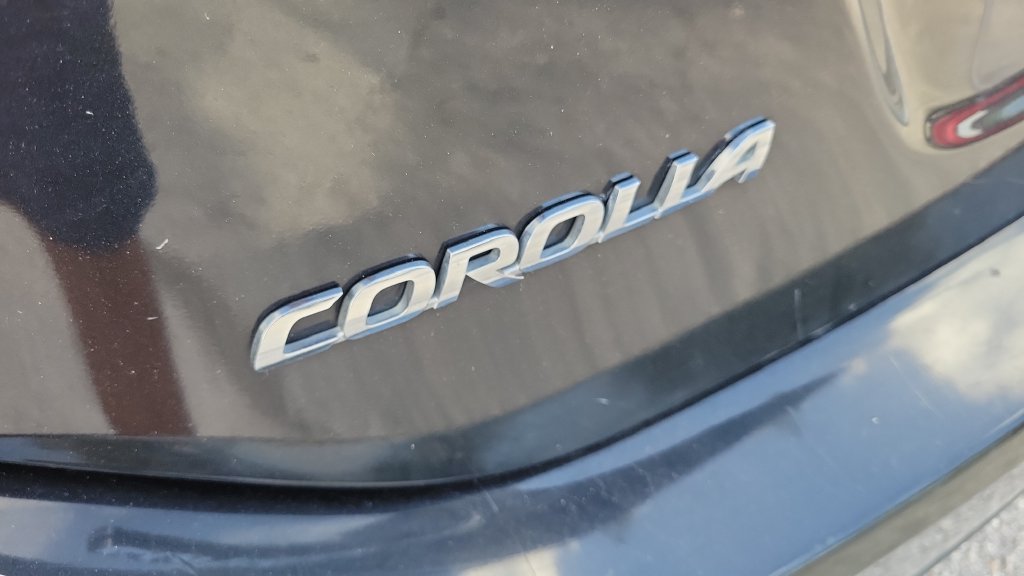 Used 2015 Toyota Corolla LE FWD image 12
