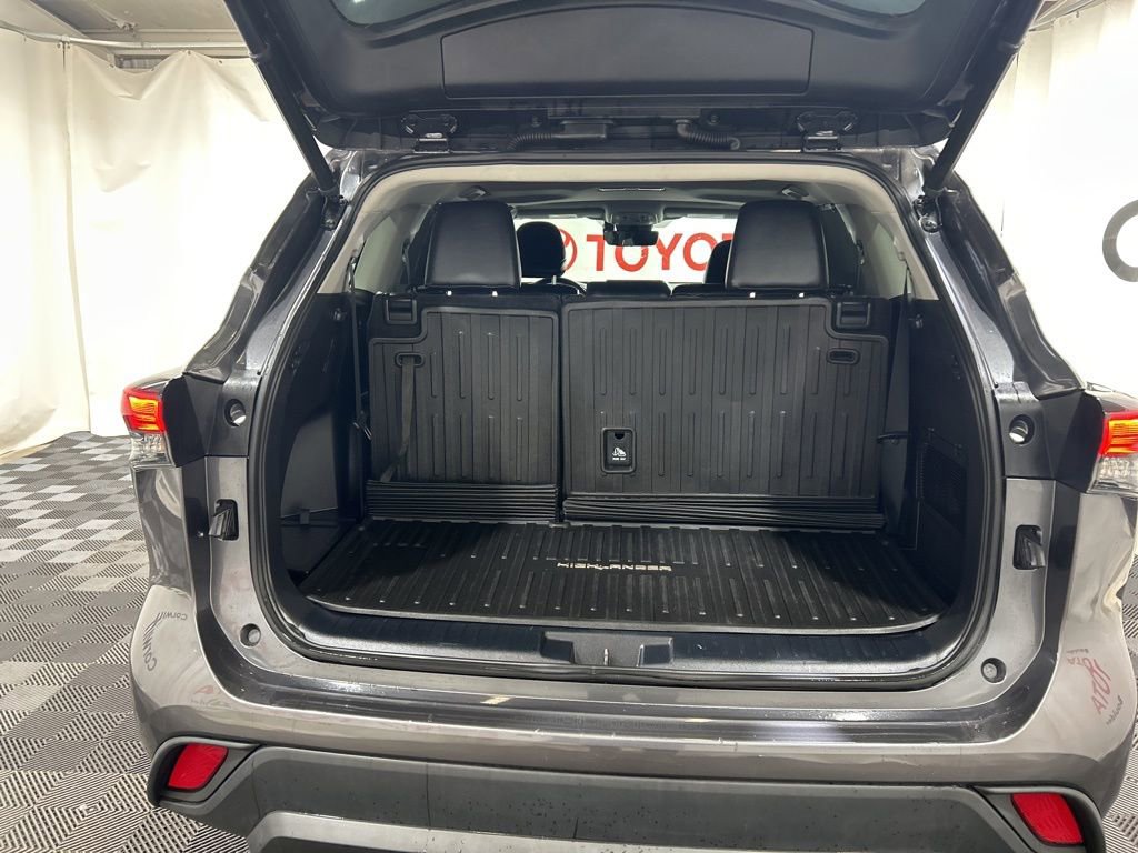 Used 2022 Toyota Highlander XLE image 18