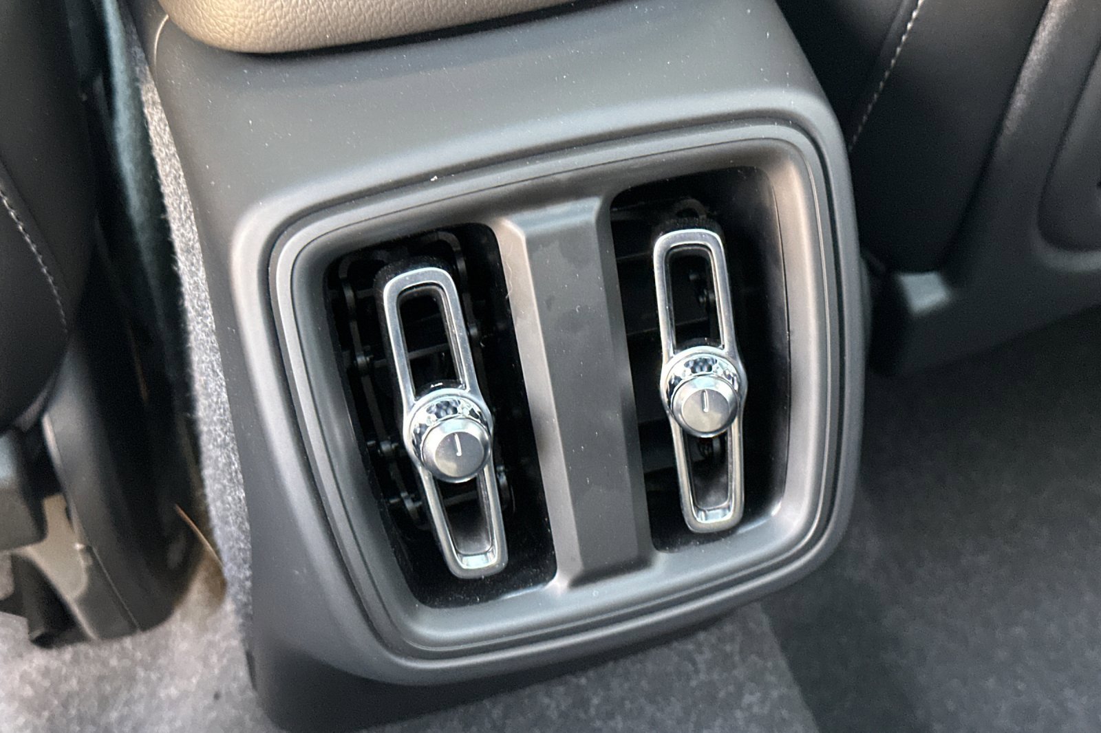 New 2025 Volvo XC40 B5 Plus w/ Climate Package image 14