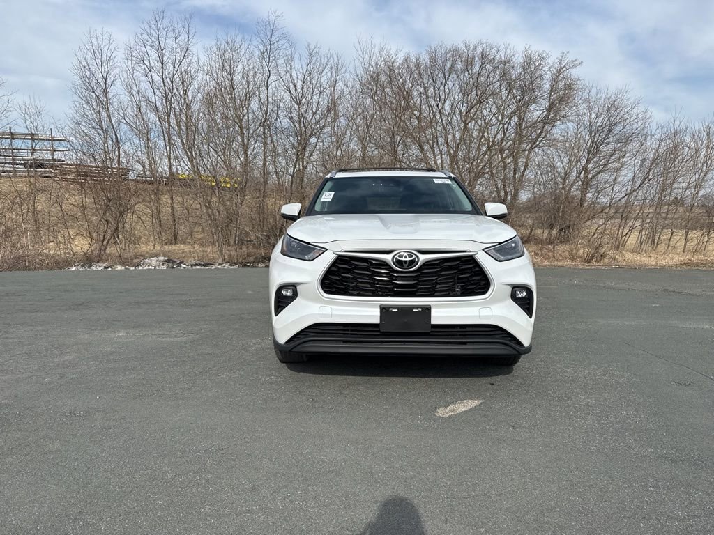 Used 2023 Toyota Highlander XLE image 2