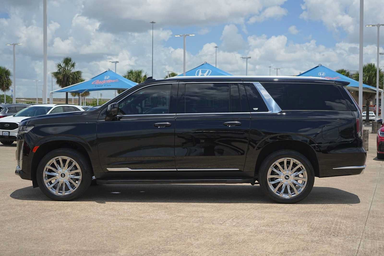 Used 2024 Cadillac Escalade ESV Premium Luxury RWD image 3