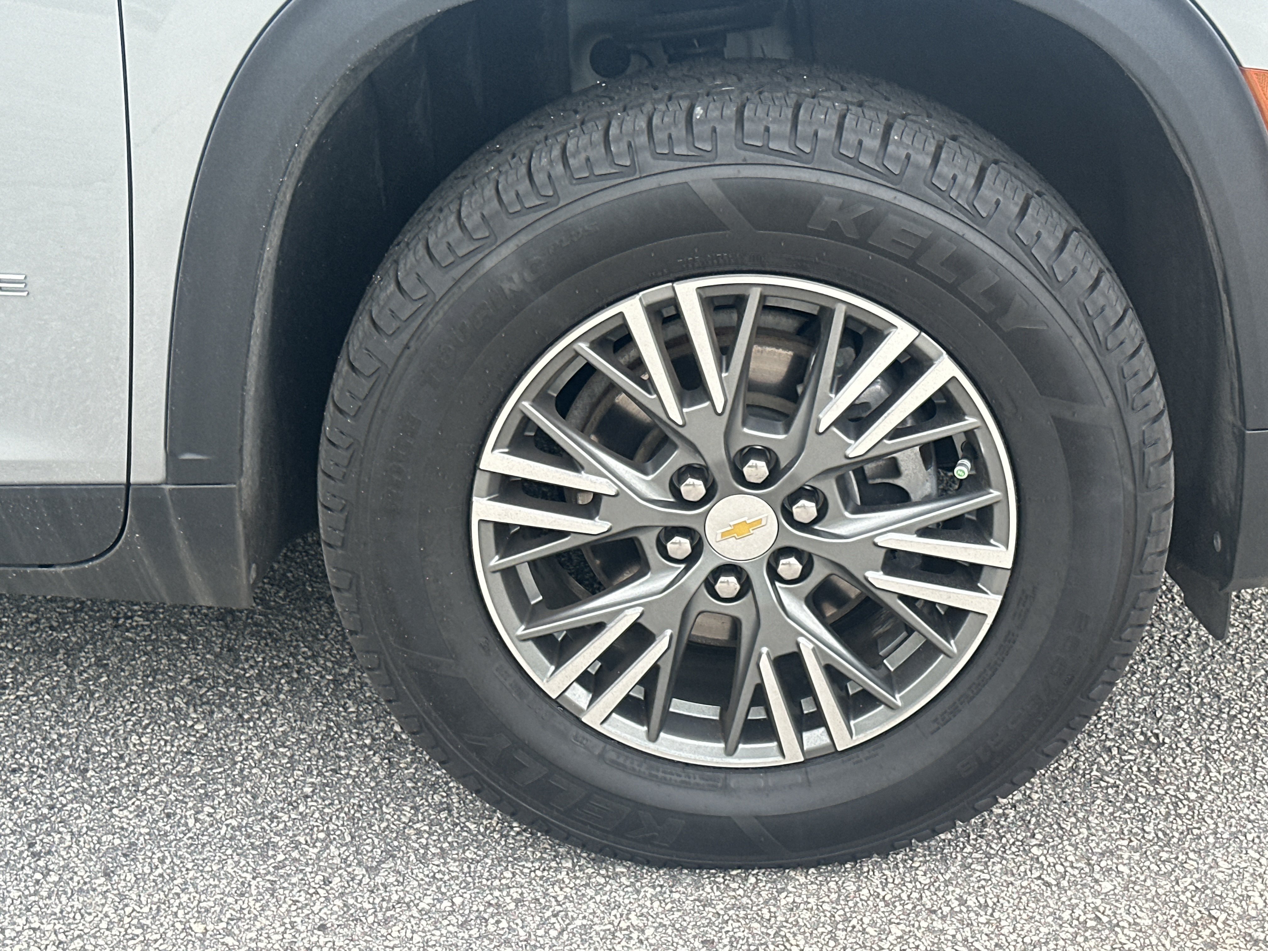 Used 2024 Chevrolet Traverse LT FWD image 12