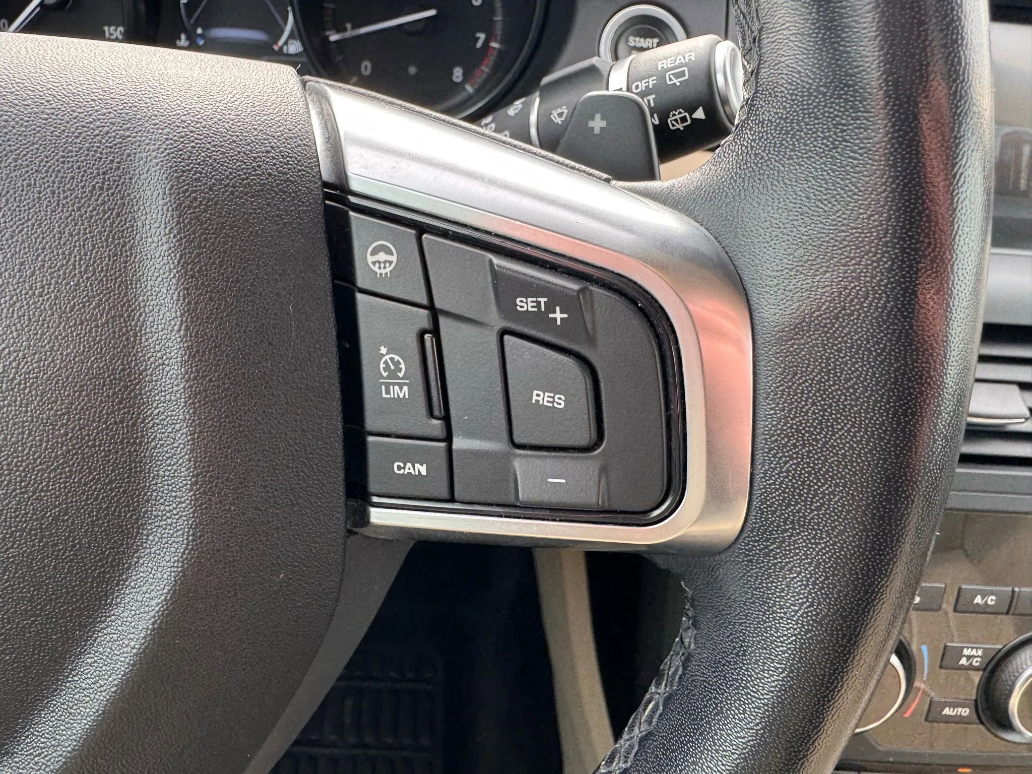 Used 2019 Land Rover Discovery Sport HSE image 29