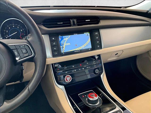 Used 2018 Jaguar XF Premium RWD image 8