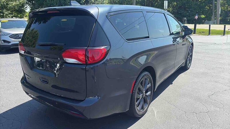 Used 2020 Chrysler Pacifica Touring w/ S Appearance Package FWD image 17